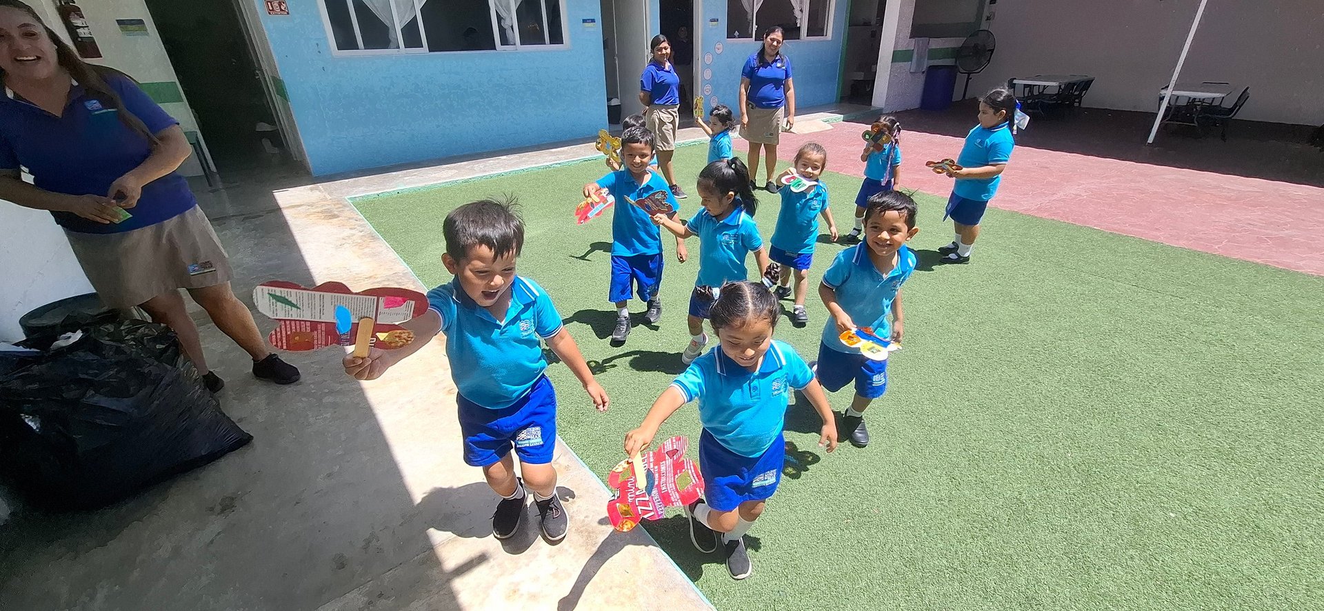 Grupo de niños del Colegio Niños del Mar jugando al aire libre