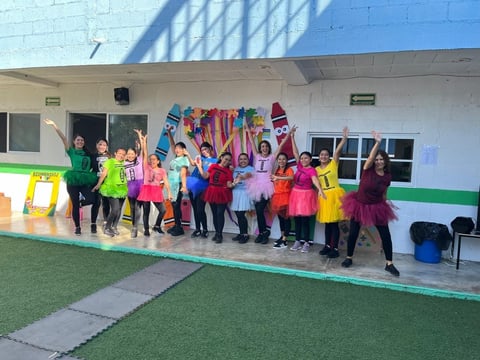 Grupo de niños con disfraces coloridos en escenario