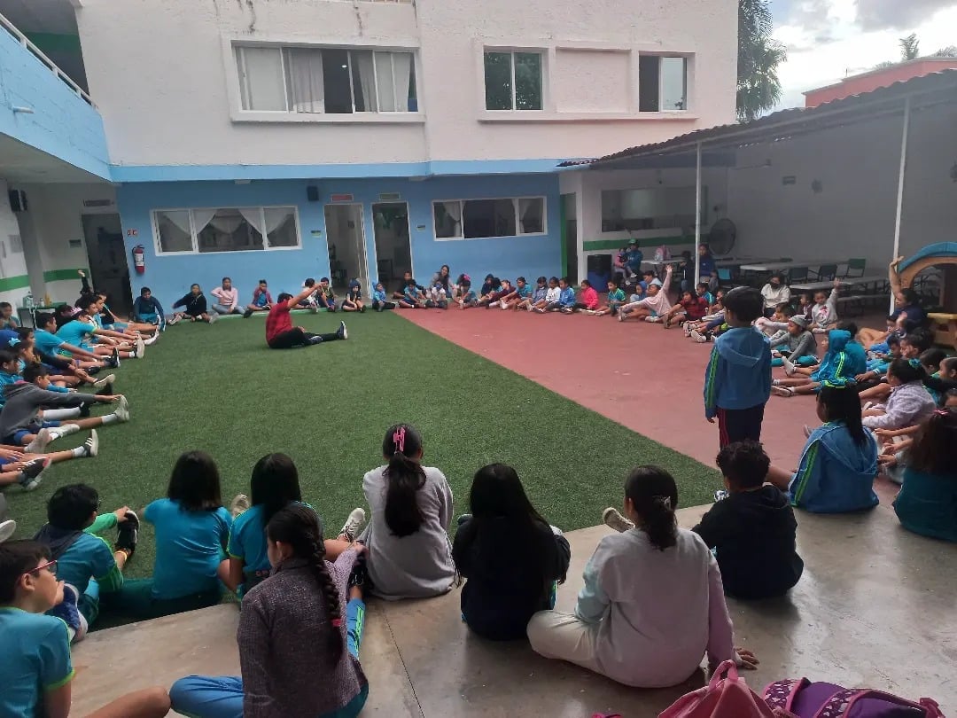 Grupo de estudiantes reunidos en el patio escolar